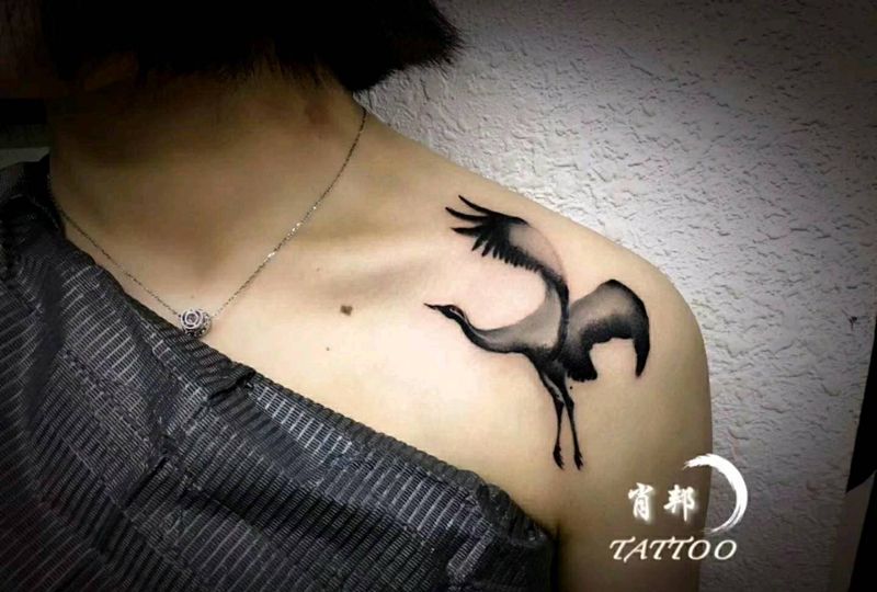 肩膀 鹤纹身图片_肩部水墨纹身图案