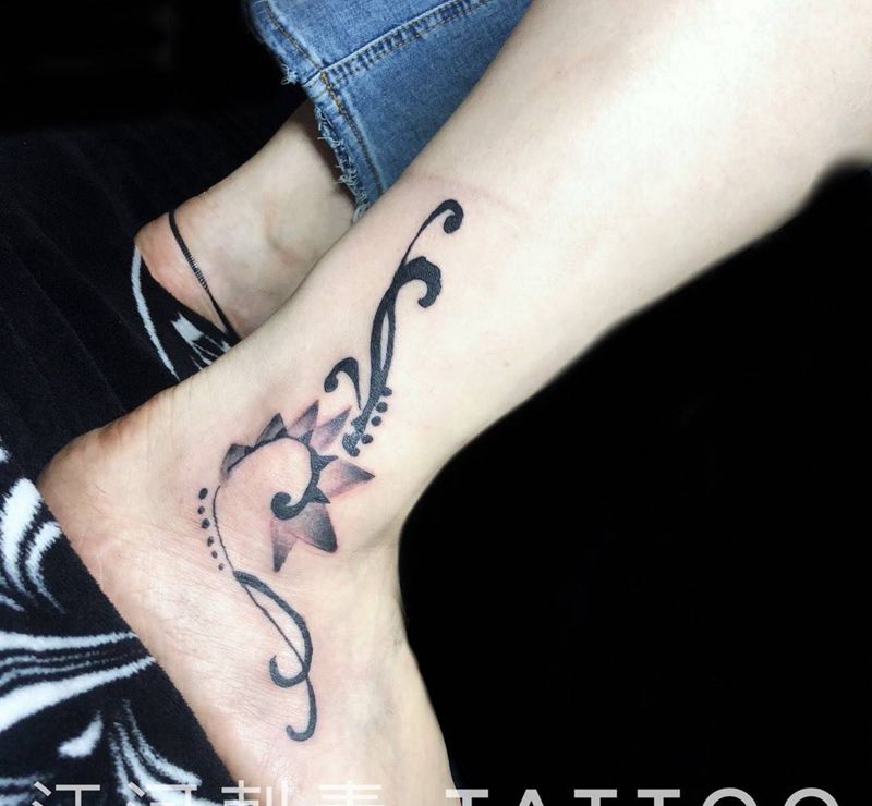 脚踝花纹身图片