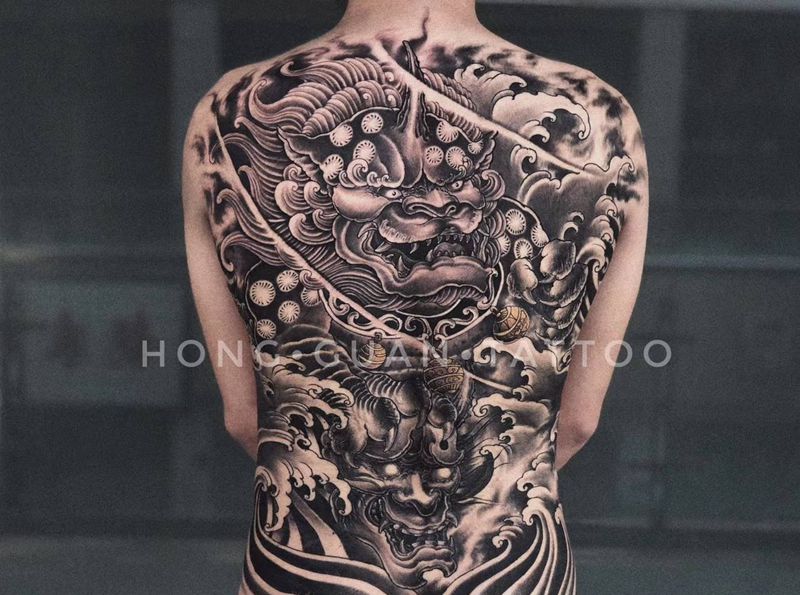 唐狮满背纹身图片_背部新传统纹身图案