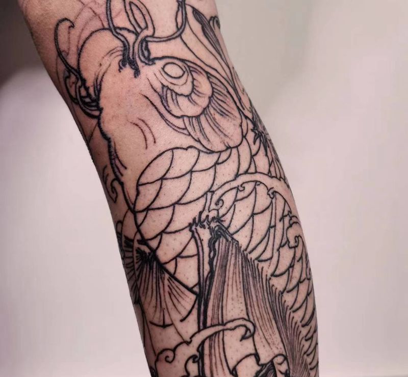 鲤鱼｜线条部分纹身图片_腿部新传统鲤鱼水浪纹身图案