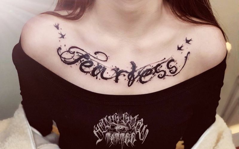花体纹身图片_胸部花体字纹身图案