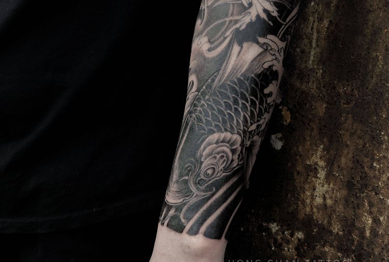 小臂鲤鱼纹身图片_手臂新传统鲤鱼纹身图案