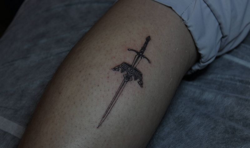 中世纪的剑纹身图片_腿部欧美写实单针写实纹身图案