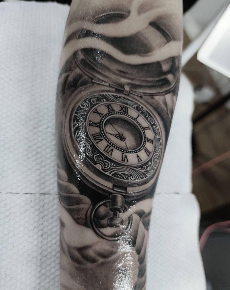 怀表纹身图片_手臂欧美写实纹身图案