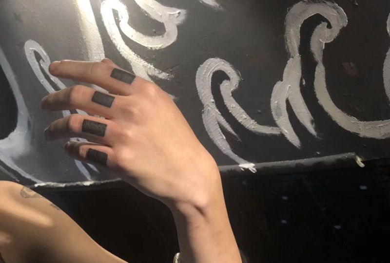 手指涂黑纹身图片