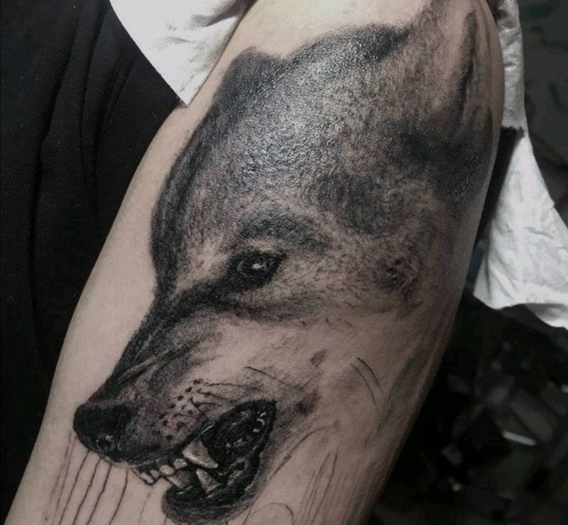 小灰灰纹身图片_手臂欧美写实纹身图案