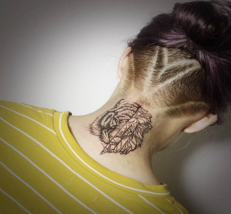 老虎狮子几何纹身图片_颈部背部欧美写实几何老虎狮子单针纹身图案