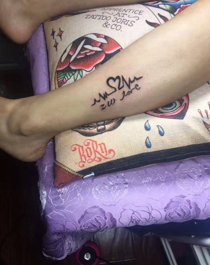 心电图及字母纹身图片