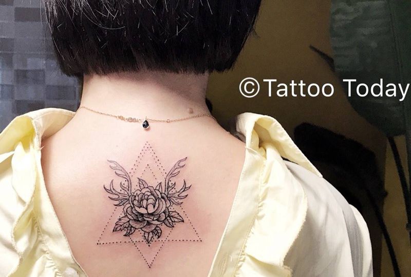 不简单的点和线纹身图片_成品颈部背部清新几何字符植物纹身图案