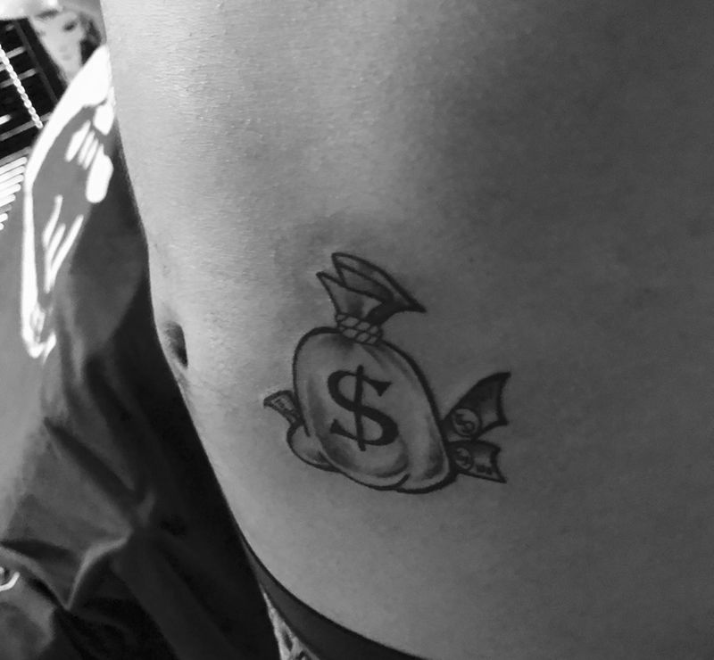 腰缠万贯纹身图片