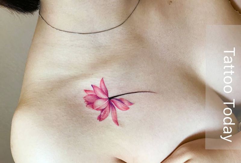 爱若荷花纹身图片_成品胸部清新植物纹身图案