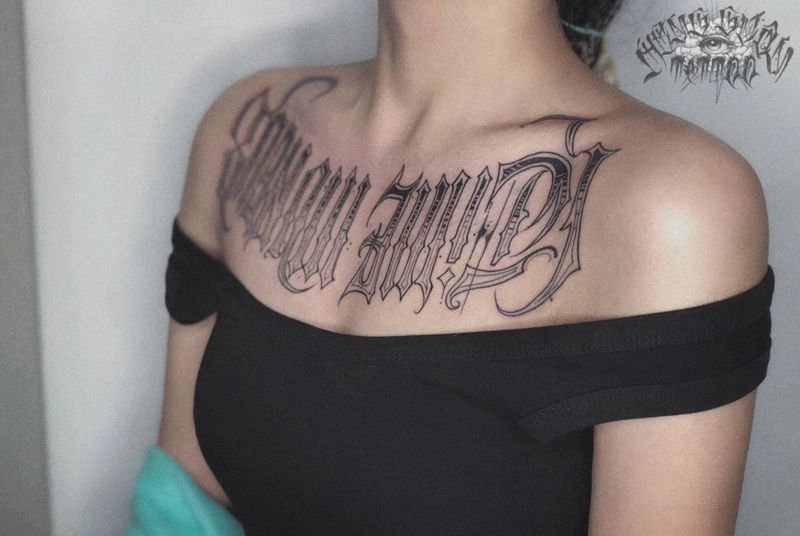 花体纹身图片_胸部花体字纹身图案