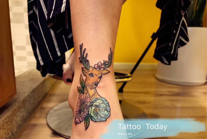 脚踝麋鹿（疤痕遮盖）纹身图片_成品手稿脚部腿部清新欧美写实植物动物疤痕遮盖纹身图案