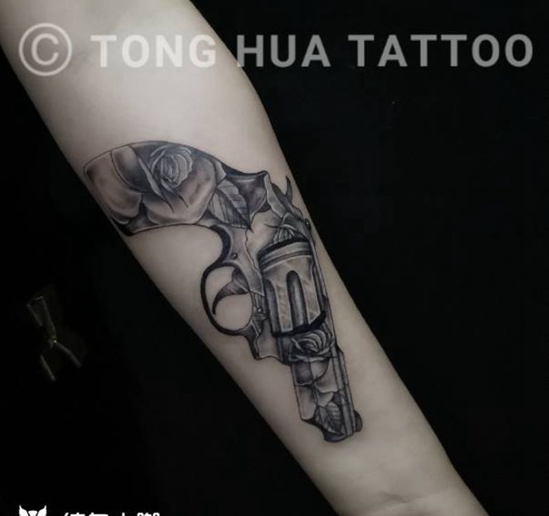 枪纹身图片_手臂欧美写实纹身图案