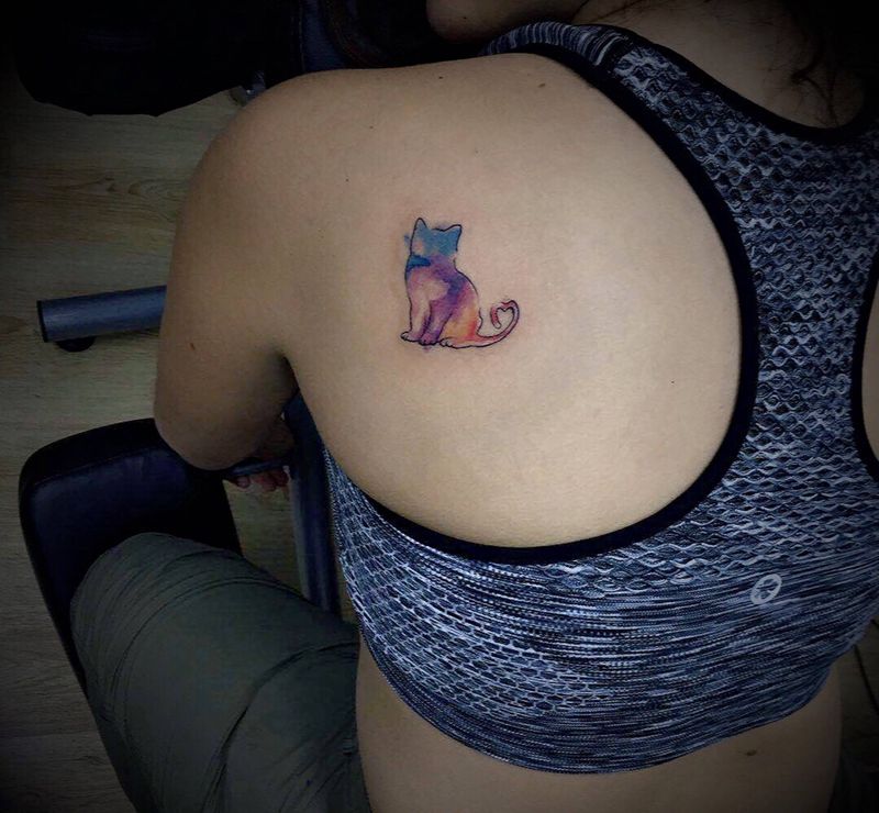 水彩小猫纹身图片_成品肩部清新动物纹身图案