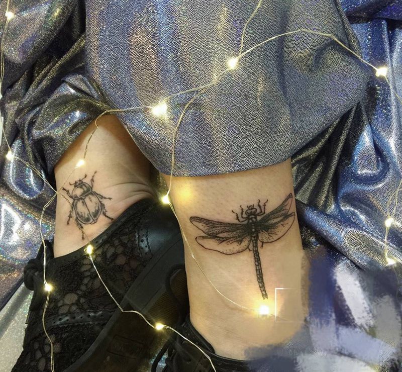 昆虫纹身图片_脚部腿部欧美写实点刺昆虫蜻蜓清新纹身图案