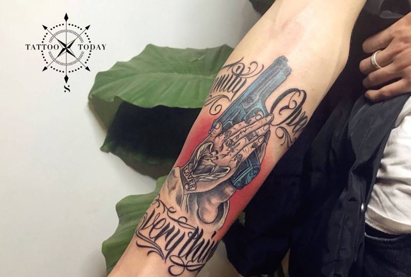 家庭高于一切纹身图片_手臂欧美字符原创宗教纹身图案