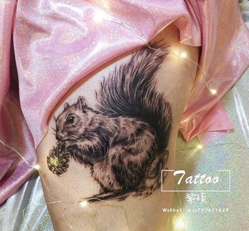 松鼠纹身图片_臀部腿部欧美写实松鼠可爱蘑菇纹身图案