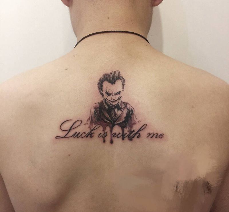 小丑纹身图片_肩部背部欧美写实小丑设计字母纹身图案