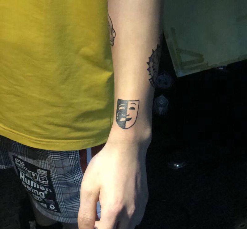 苦笑脸纹身图片