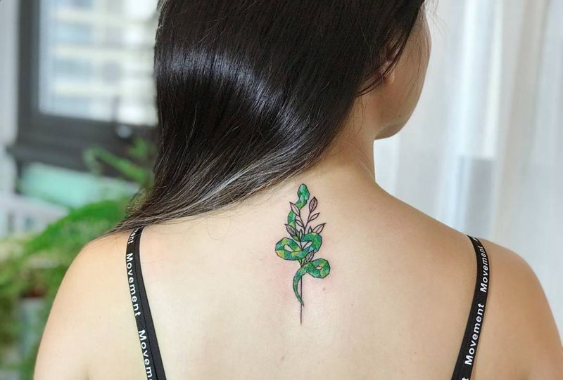 小青蛇纹身图片_肩部背部水彩蛇纹身图案