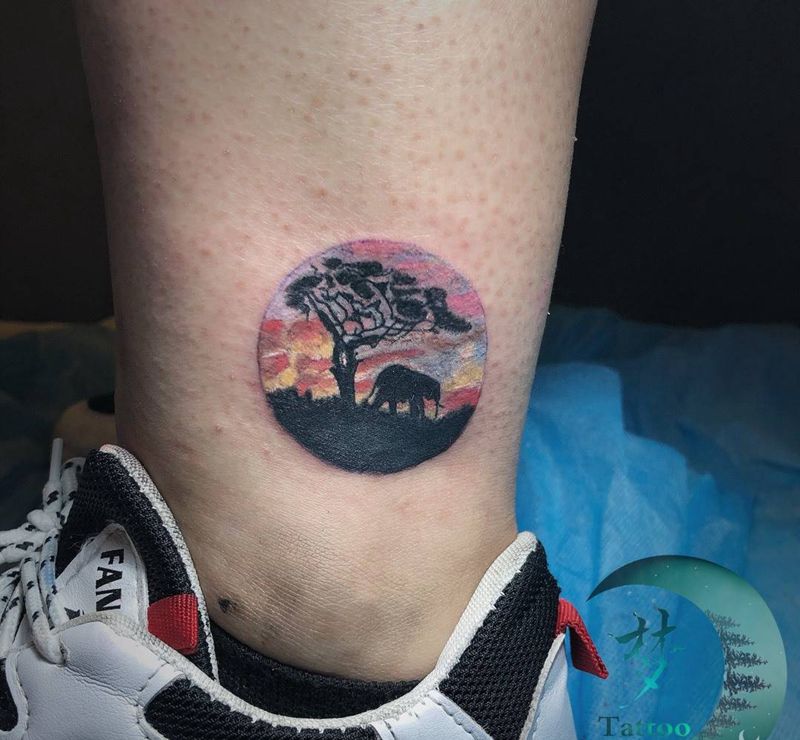 可能是个圆形纹身吧纹身图片_成品腿部欧美纹身图案