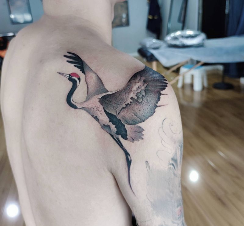 鹤纹身图片_肩部水墨纹身图案
