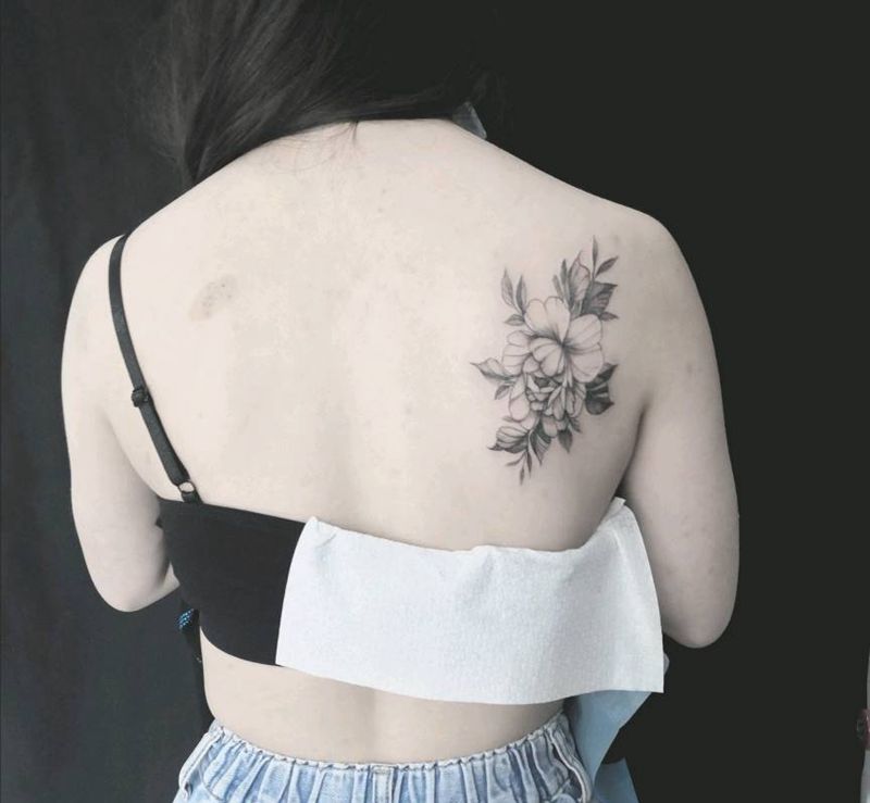 素花纹身图片_背部点刺纹身图案