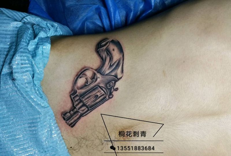 手枪纹身图片_腹部欧美写实成品纹身图案
