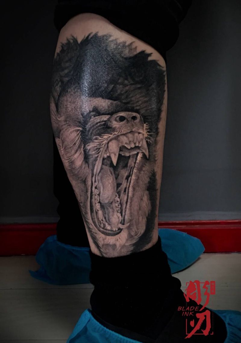 山魈遮盖纹身图片_成品脚部腿部动物原创遮盖写实纹身图案