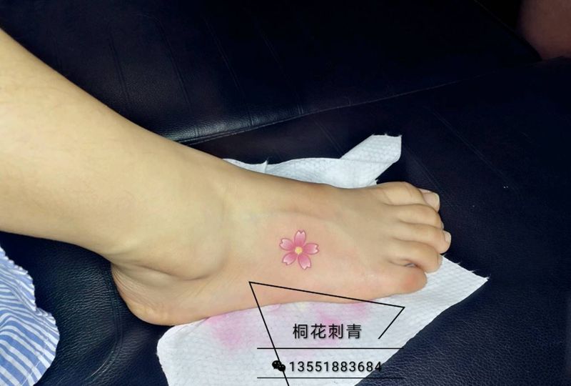 樱花纹身图片_脚部清新植物成品纹身图案
