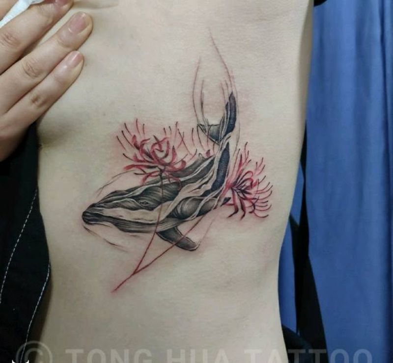鲸 彼岸花纹身图片_腰部点刺纹身图案
