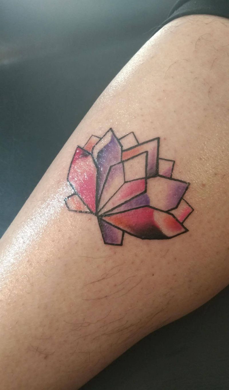 水晶莲纹身图片_欧美清新几何腿部成品纹身图案