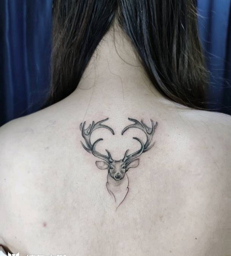 鹿纹身图片_背部点刺纹身图案