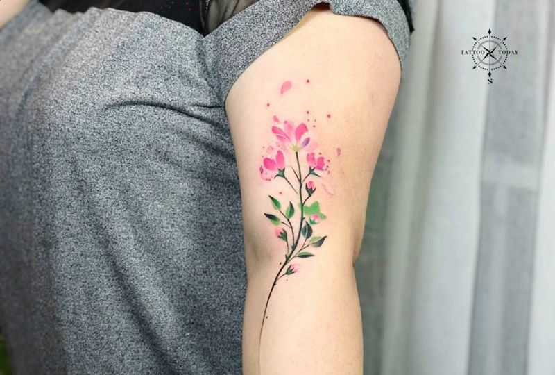 随处飘散纹身图片_手臂水彩水墨花朵 叶子纹身图案