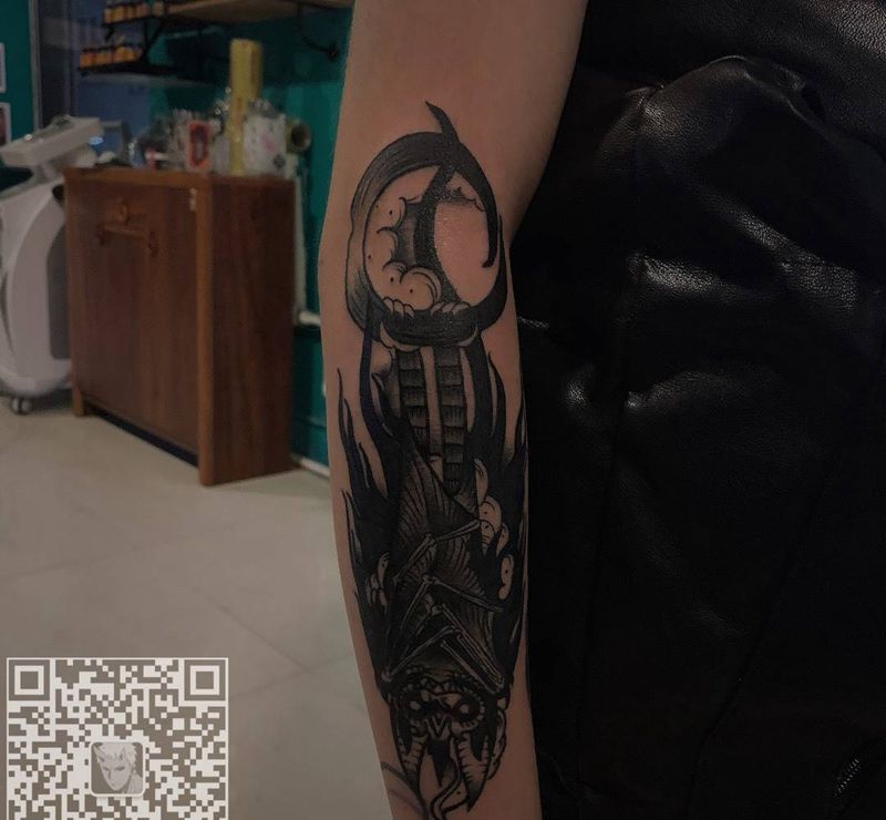 蝙蝠纹身图片_手臂Old School花体字纹身图案