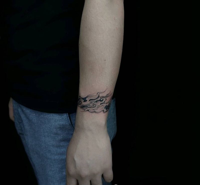 紧箍纹身图片_手臂点刺纹身图案