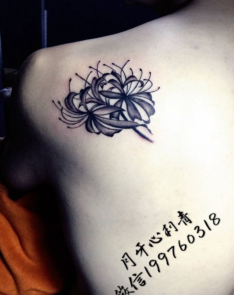 彼岸花纹身图片_成品背部清新植物彼岸花纹身图案