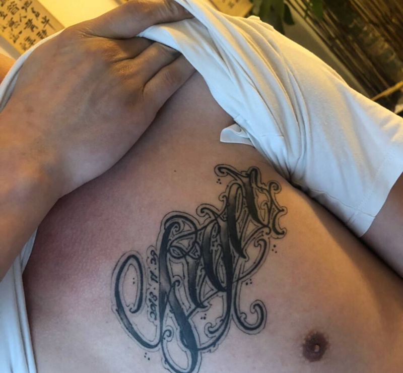 花体字恢复纹身图片_胸部花体字纹身图案