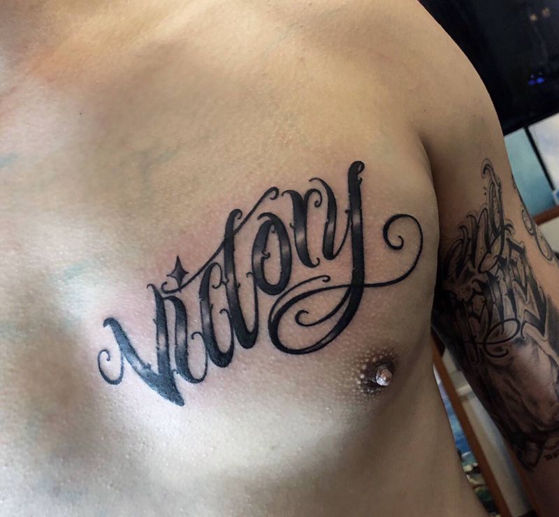 花胸纹身图片_胸部花体字欧美写实纹身图案