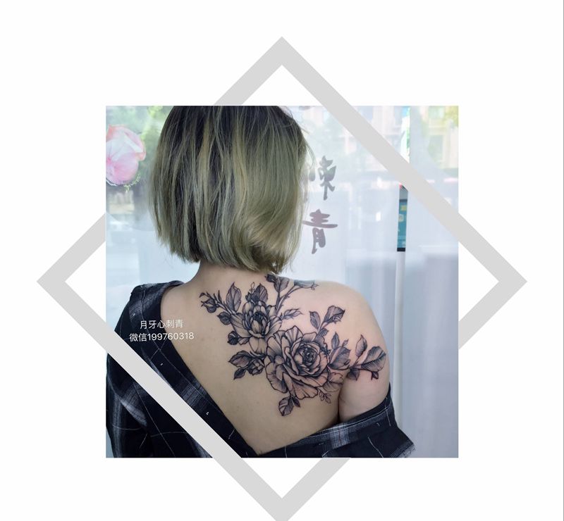 花肩纹身图片_背部肩部新传统花素花纹身图案