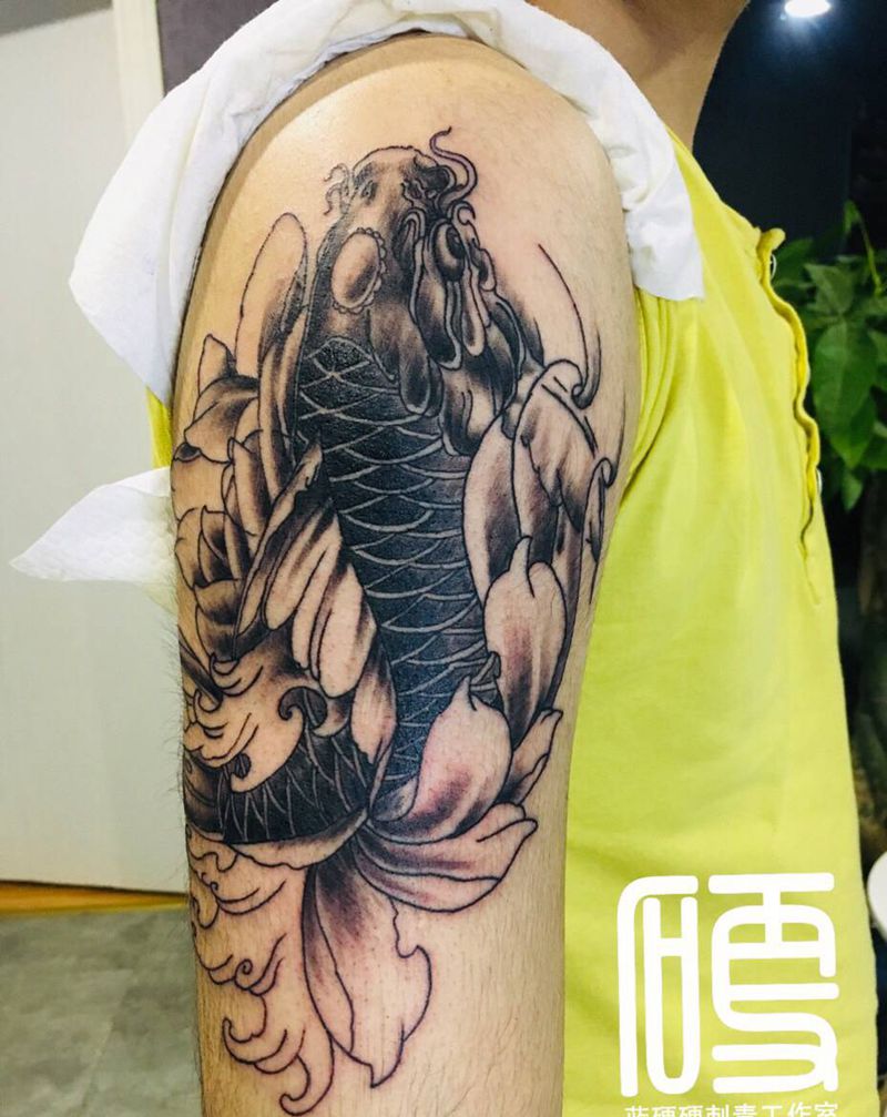 鲤鱼纹身图片_手臂老传统纹身图案