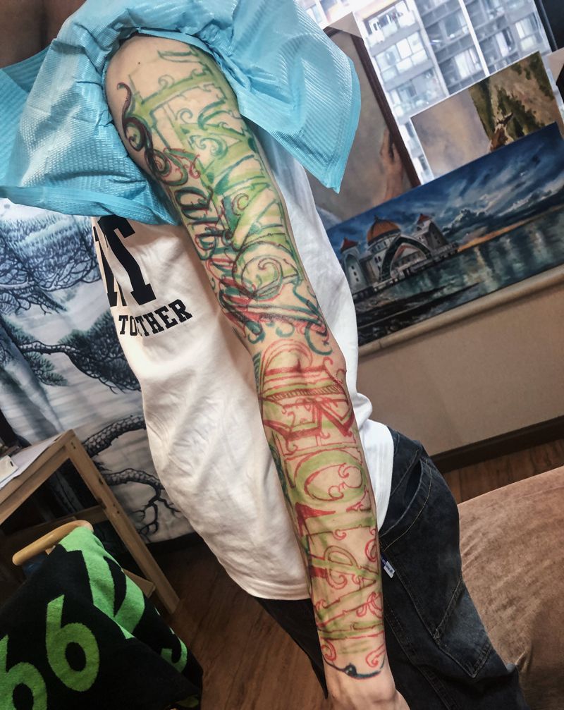 花体字纹身图片_手臂手部花体字欧美写实纹身图案