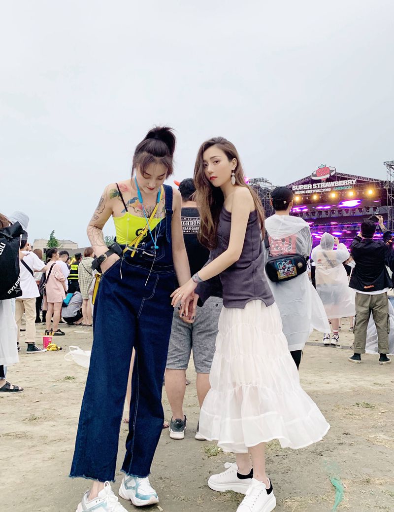 草莓音乐节纹身图片_手臂新传统纹身图案