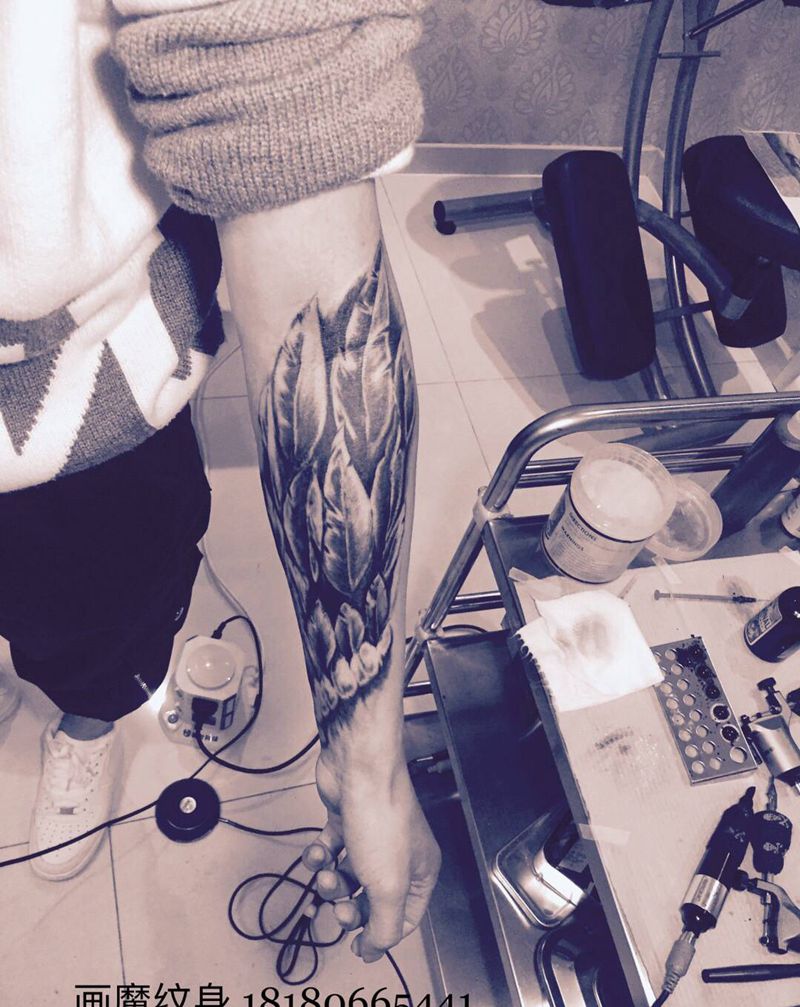 手绘翅膀遮盖老纹身纹身图片_手臂欧美写实纹身图案