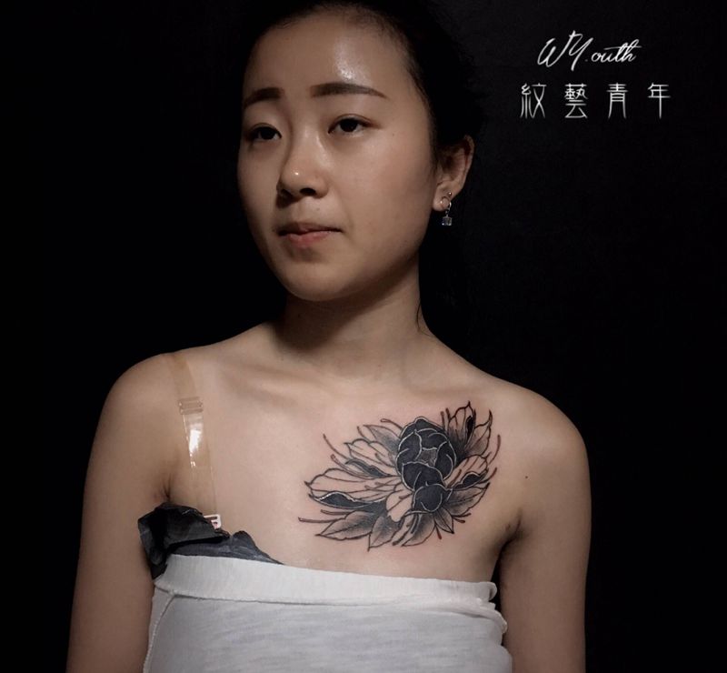 、锁骨遮盖纹身图片_胸部老传统遮盖纹身图案