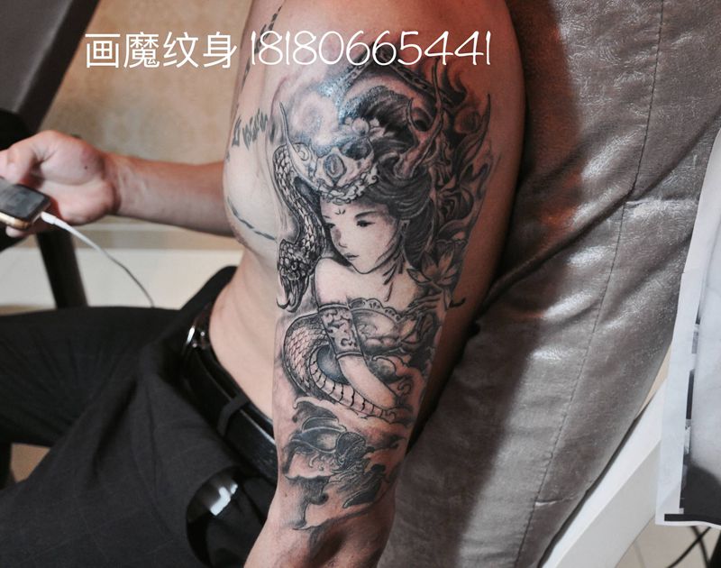 爱人改编艺姬纹身图片_肩部纹身图案