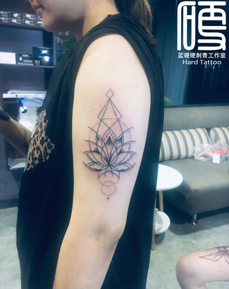 几何荷花纹身图片_手臂几何点刺纹身图案