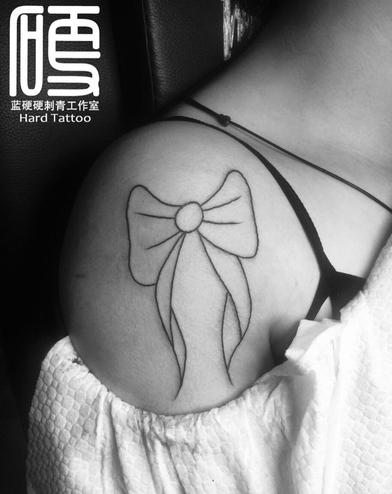 蝴蝶结纹身图片_肩部线条纹身图案