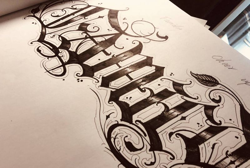 不一样的Family纹身图片_背部花体字欧美写实纹身图案